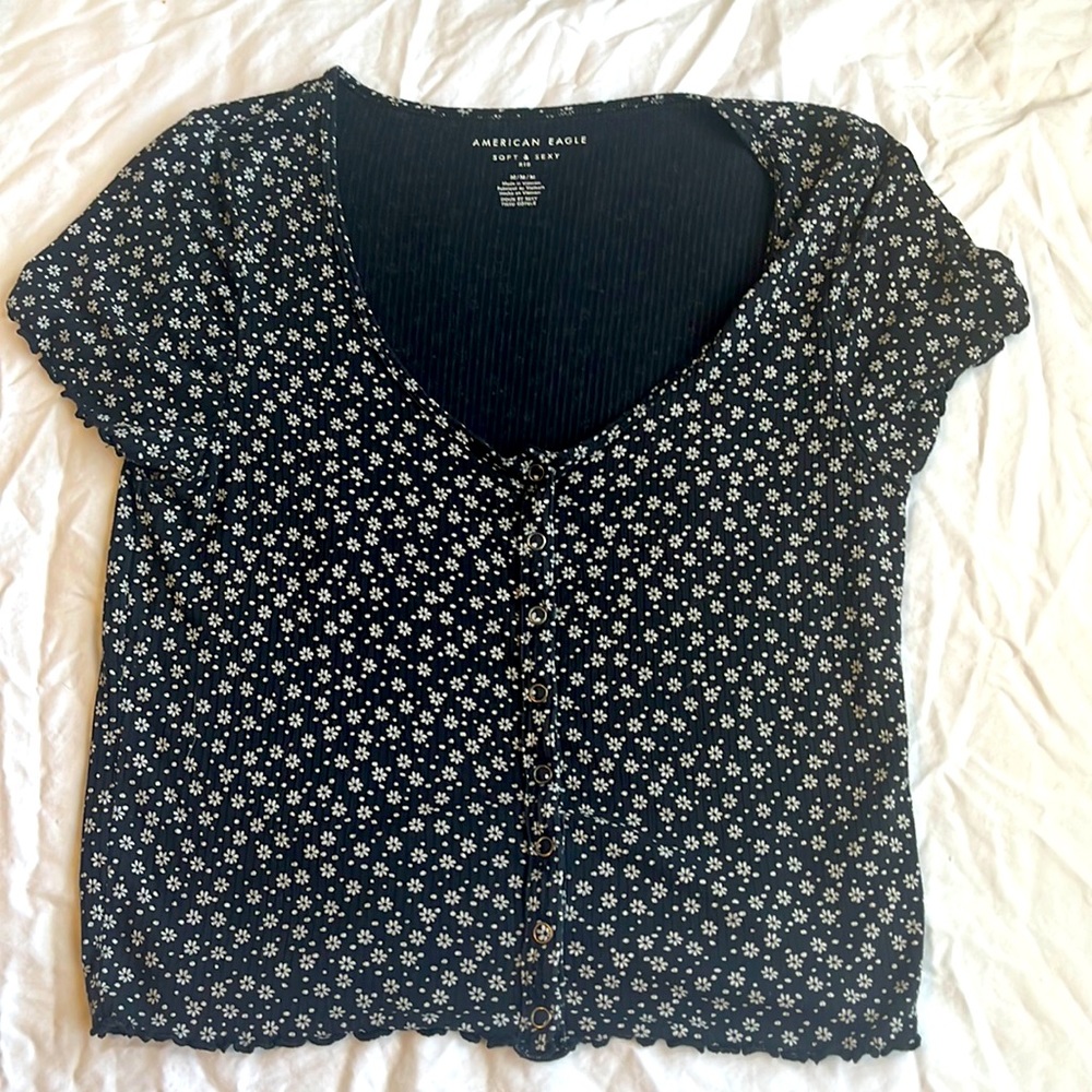 Black american eagle blouse with white flowers size M